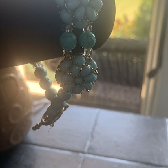 Beautiful Turquoise Blue Floral Bead Bracelet, in Gold, Unmarked - Picture 3 of 4